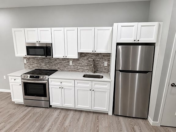 5th image of 444 Summer St