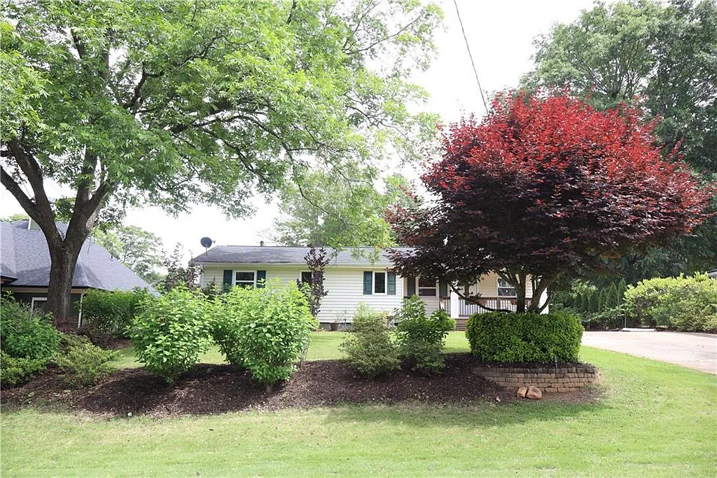 3 bed, 1.0 bath, 1128 sqft, $1,990 — Photo 3
