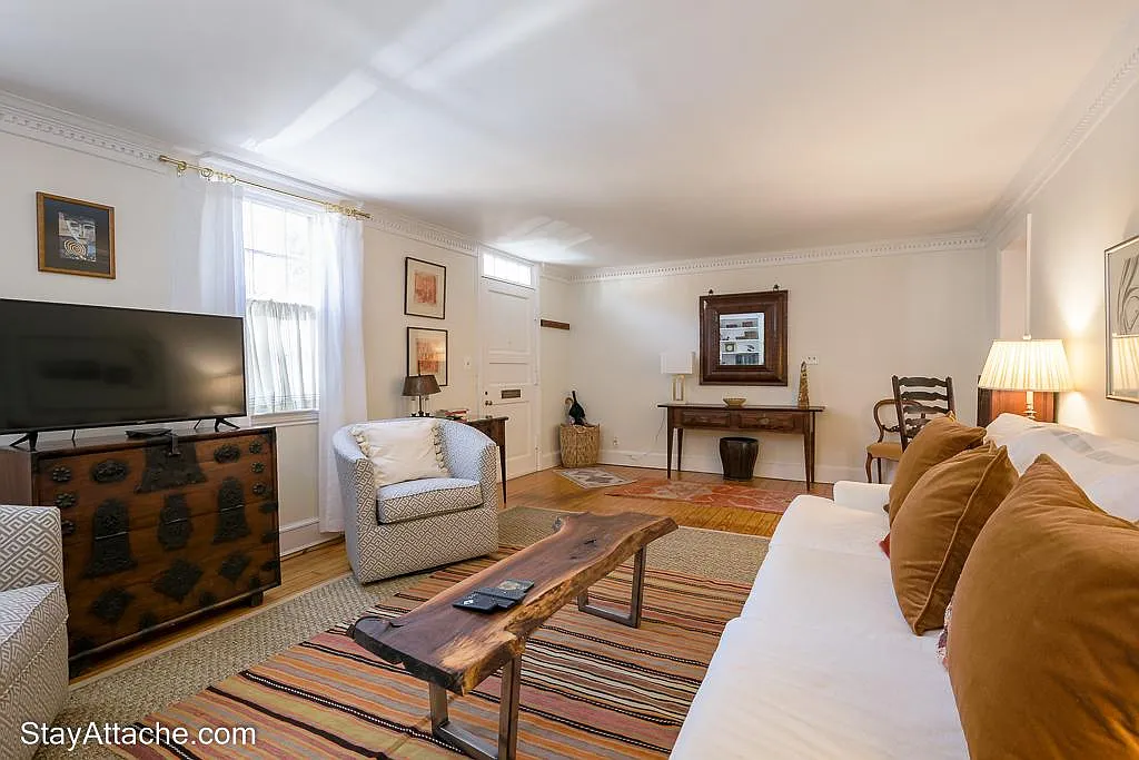 3 bed, 2.5 bath, 1700 sqft, $7,050 — Photo 2
