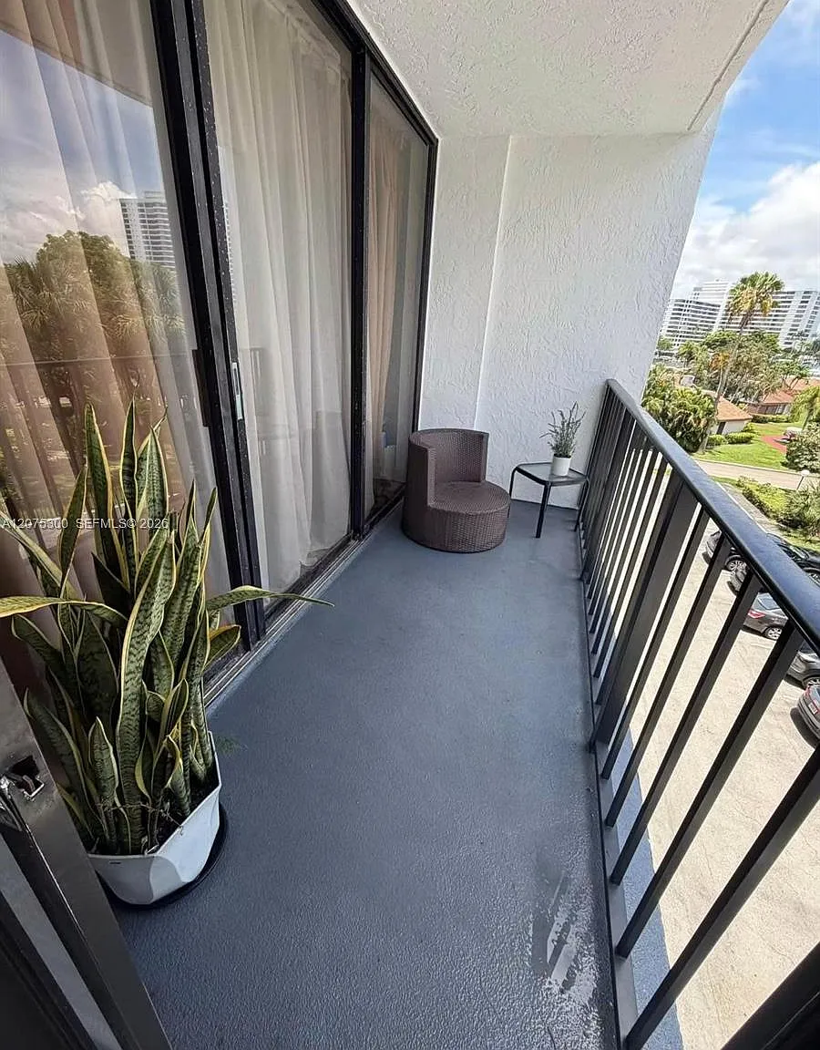 1 bed, 915 sqft, $2,100 — Photo 1