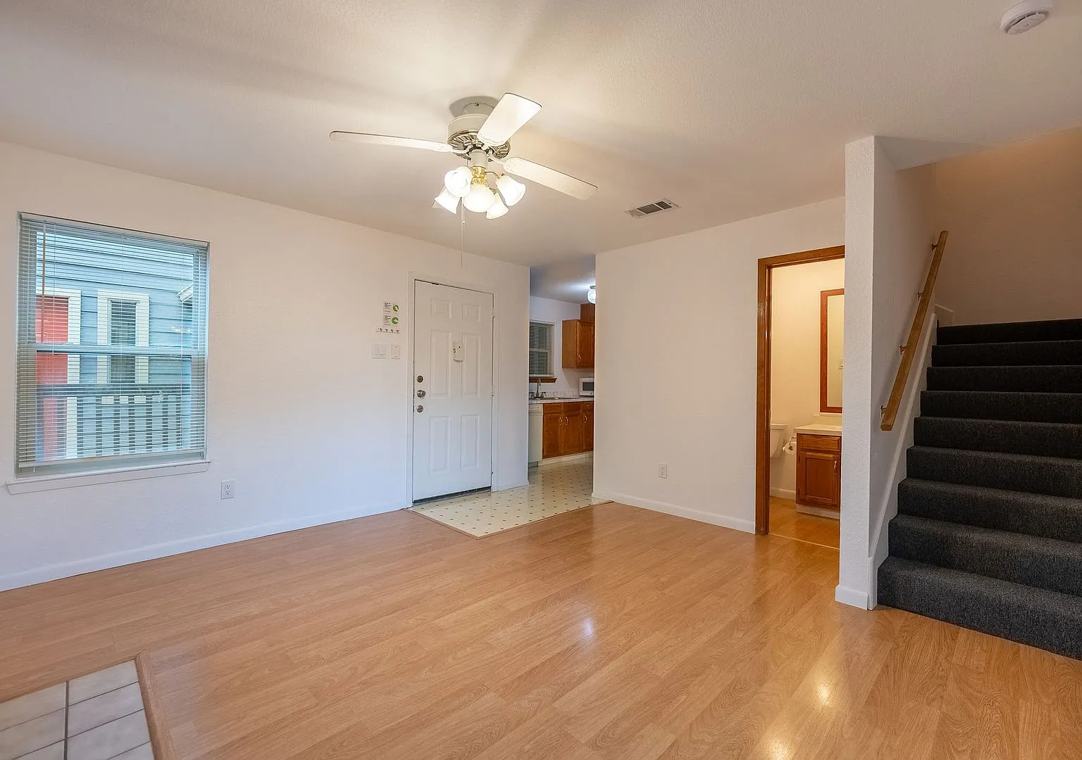 Beautiful 2 Bedrooms, 1.5 BathroomS home in Gateway Condominiums — Photo 3