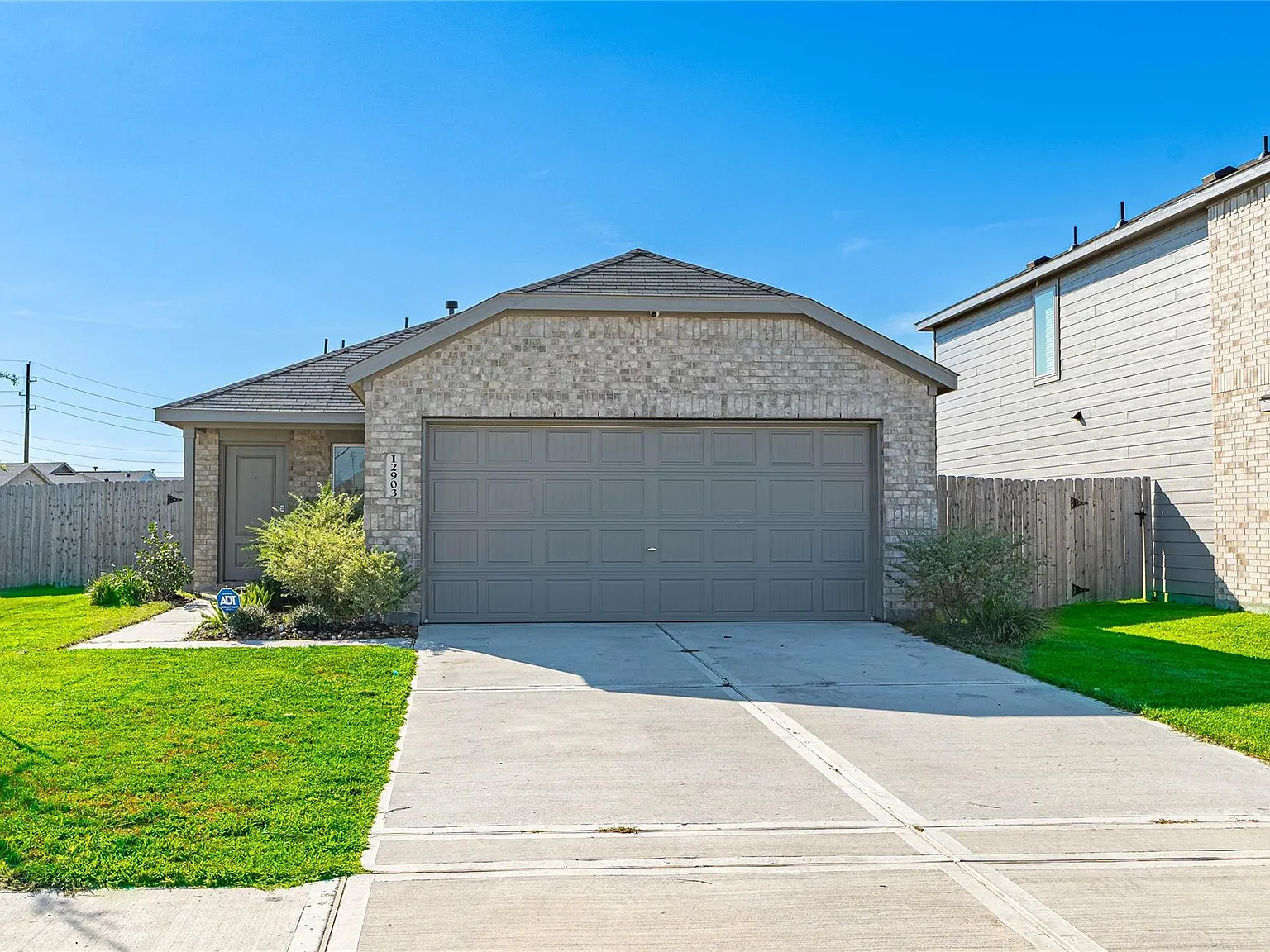 3 bed, 2.0 bath, 1500 sqft, $1,800 — Photo 2