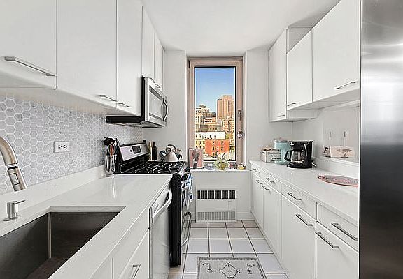 3rd image of 200 E 89th St APT 8C