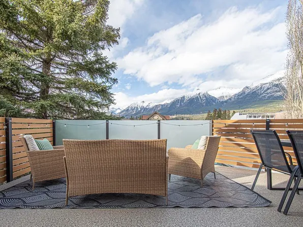 729 7th Ave #2, Canmore, AB T1W 3H8
