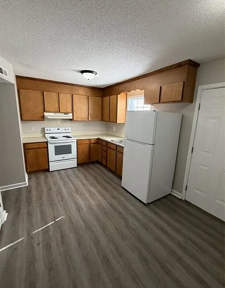 704 Fieldcrest Cir — Photo 2