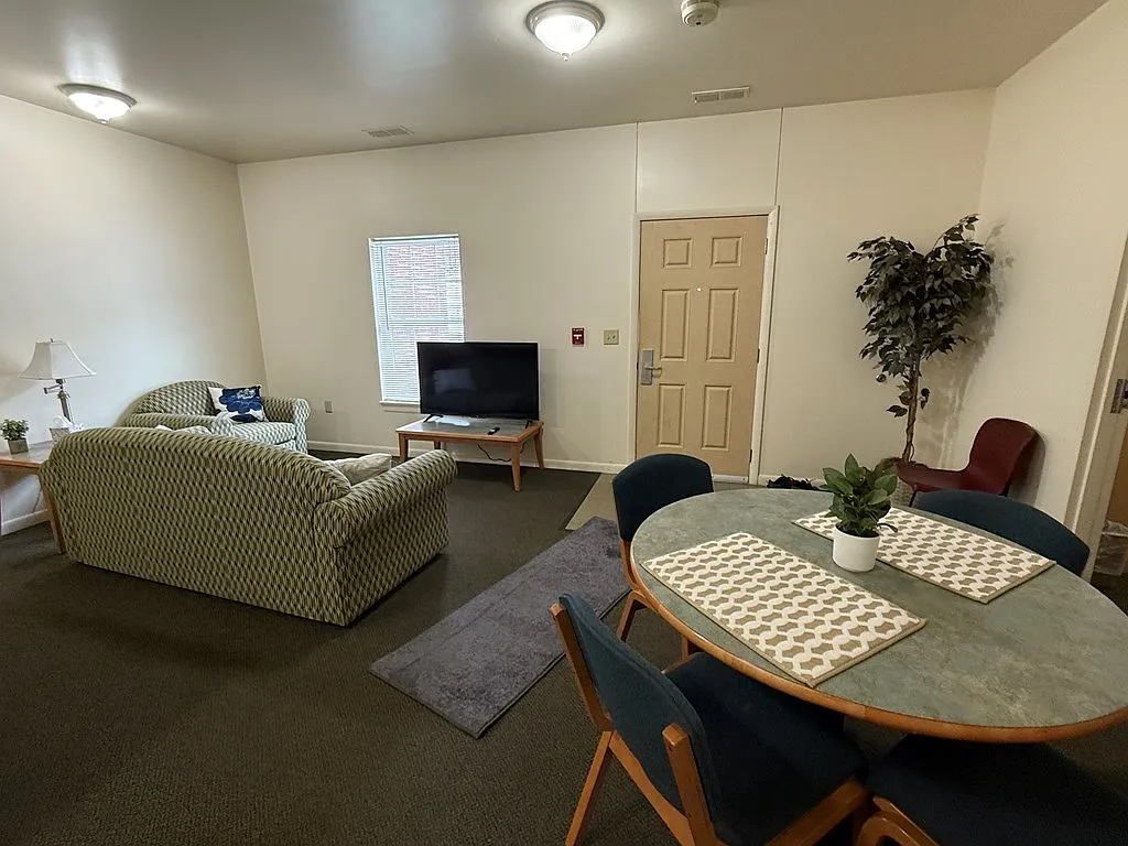 4 bed, 1260 sqft, $995 — Photo 3