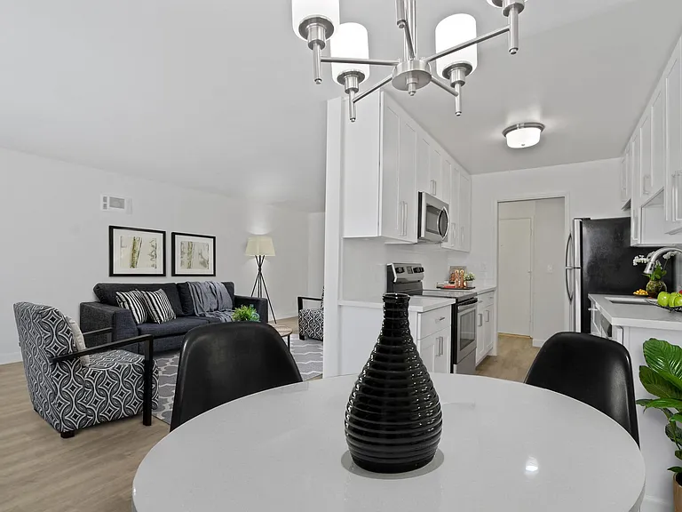 Bentley Avenue Apartments — Photo 31
