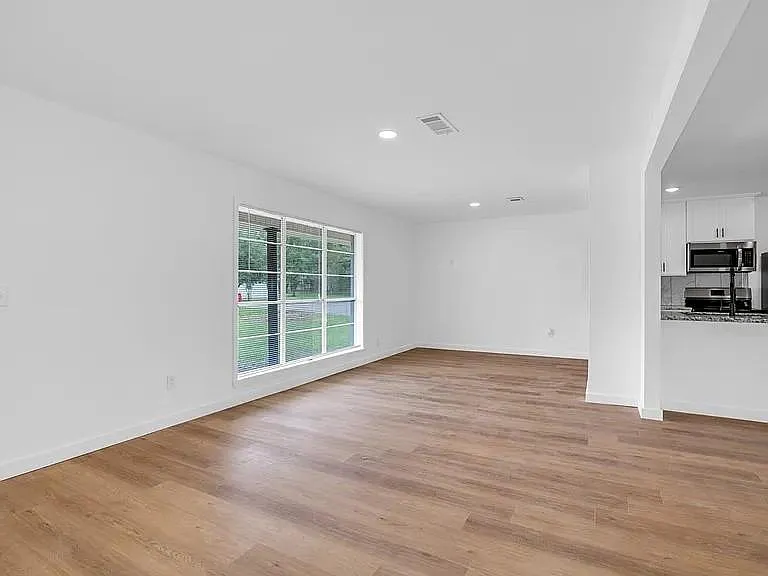 290 E Smith St — Photo 15