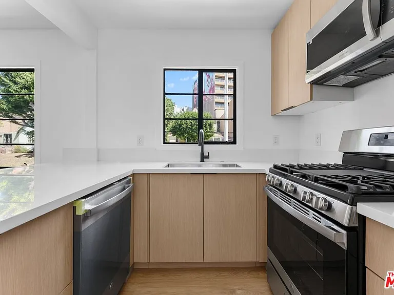 8730 Holloway Dr — Photo 12