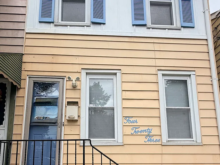 423 Woodland St — Photo 1