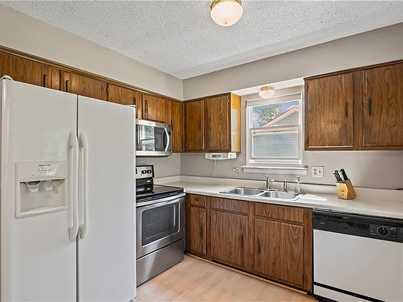 4th image of 174 Lee Dr