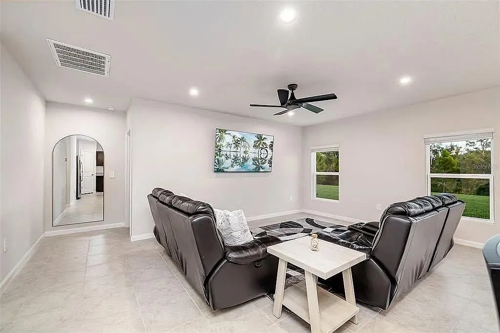 3 bed, 1451 sqft, $2,450 — Photo 3