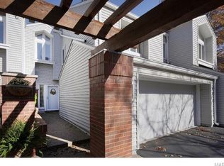 706 Ridgeview Circle Ln, Ballwin, MO 63021