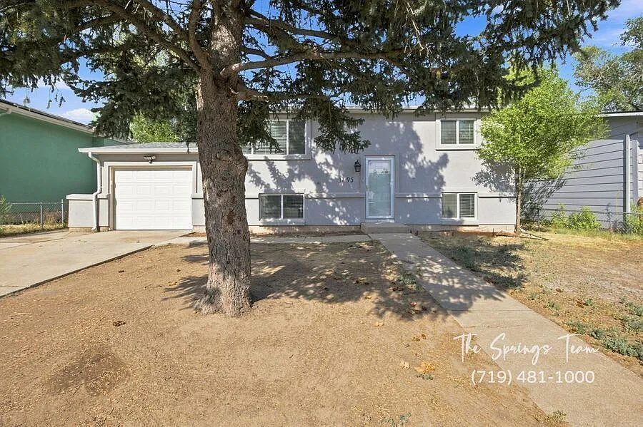 Spacious 4 Bd Home With Finished Basement & Central A/C! - Deposit Waiver Available — Photo 2