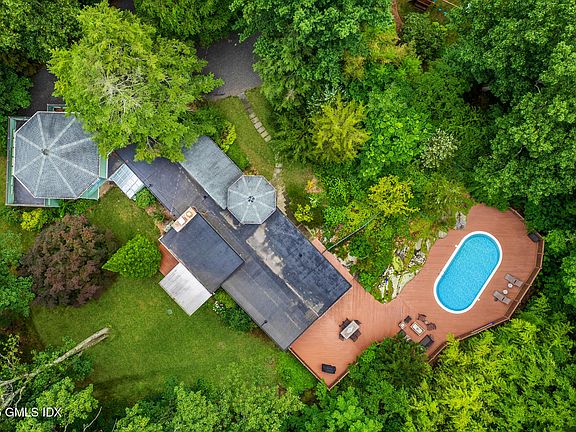 3rd image of 10 Steep Hollow Ln