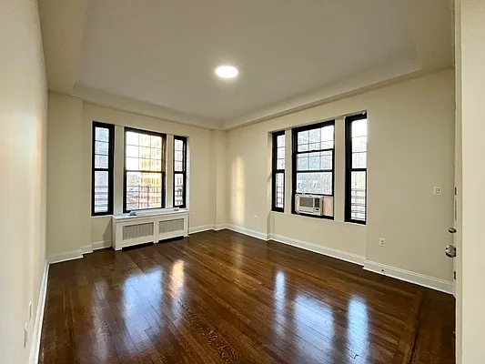 Rented by Moises Farhart, LREB | media 30