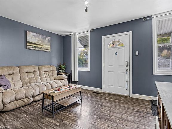 5th image of 71 Beverly St