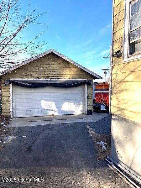 4th image of 2373 Burdett Avenue