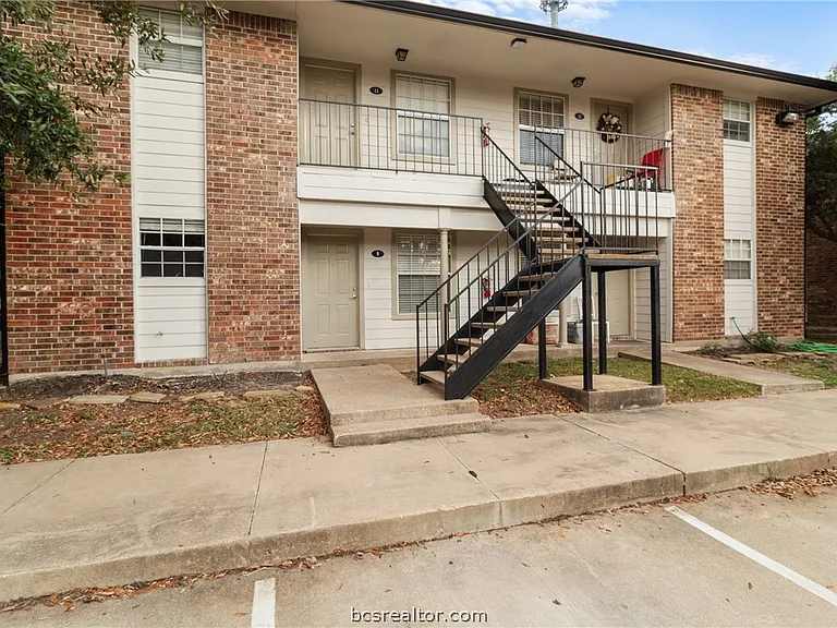 2100 Southwood Dr #24 — Photo 2