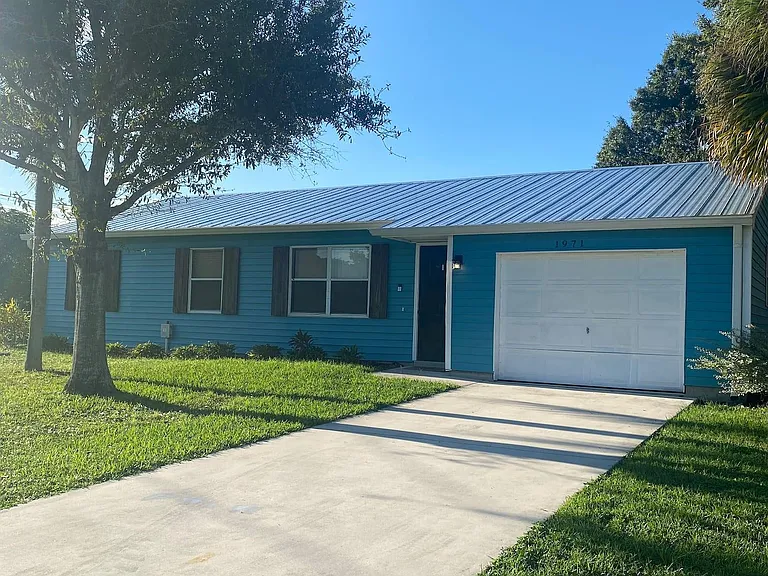 1971 SE Lavina Cir — Photo 2