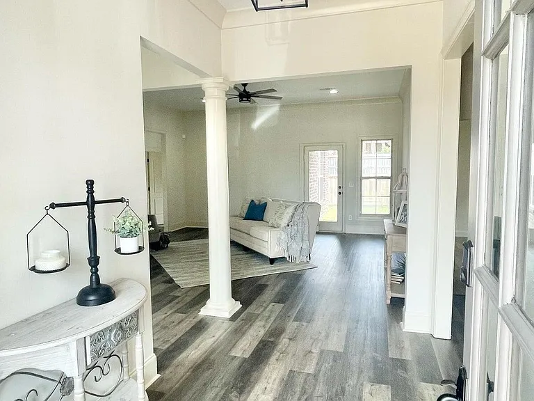 718 Chambord Dr — Photo 11