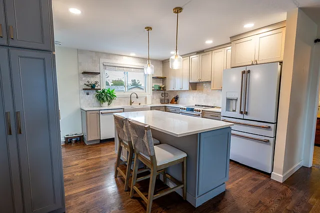 5 bed, 2112 sqft, $3,390 — Photo 2