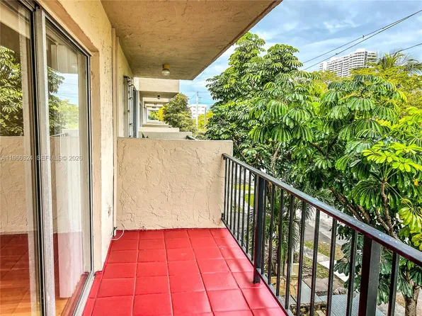 3860 NE 170th St APT 311, North Miami Beach, FL 33160