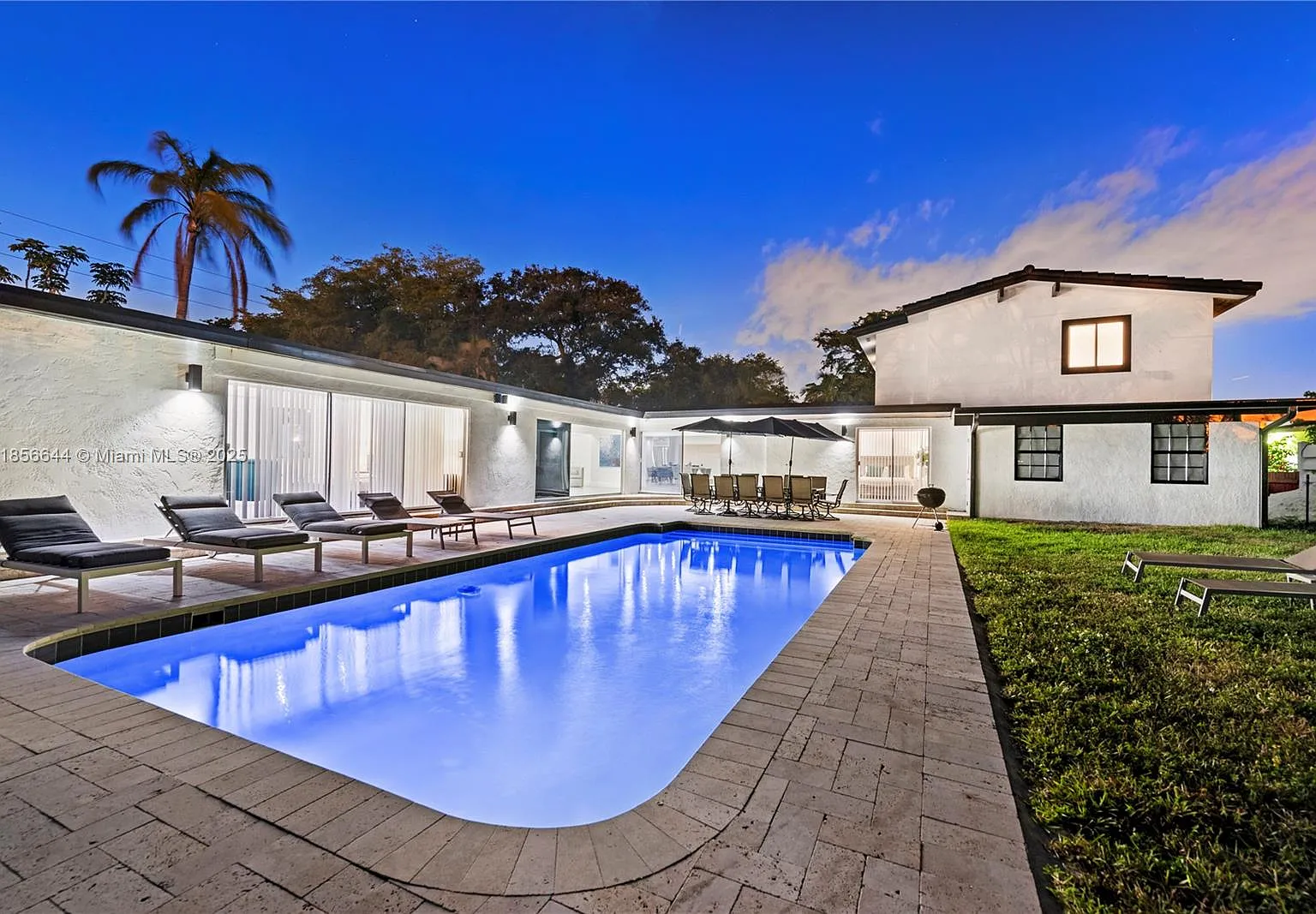 Hollywood Hills — Photo 1