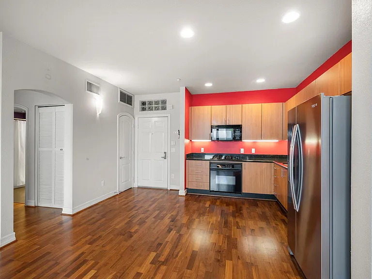 525 11th Ave #1301 — Photo 8