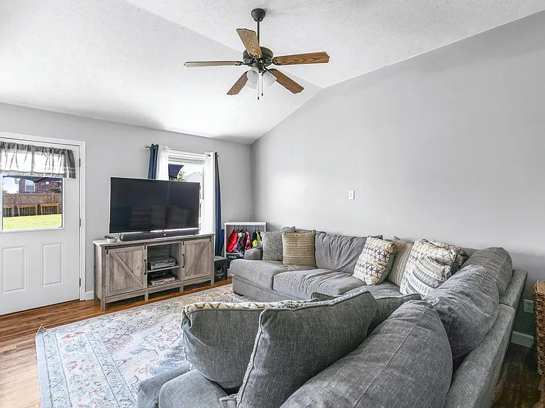 736 W Logan St — Photo 13