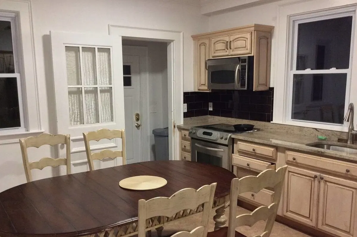 8 bed, 2150 sqft, $10,000 — Photo 1