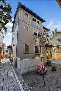 4718 8th Ave NE — Photo 3
