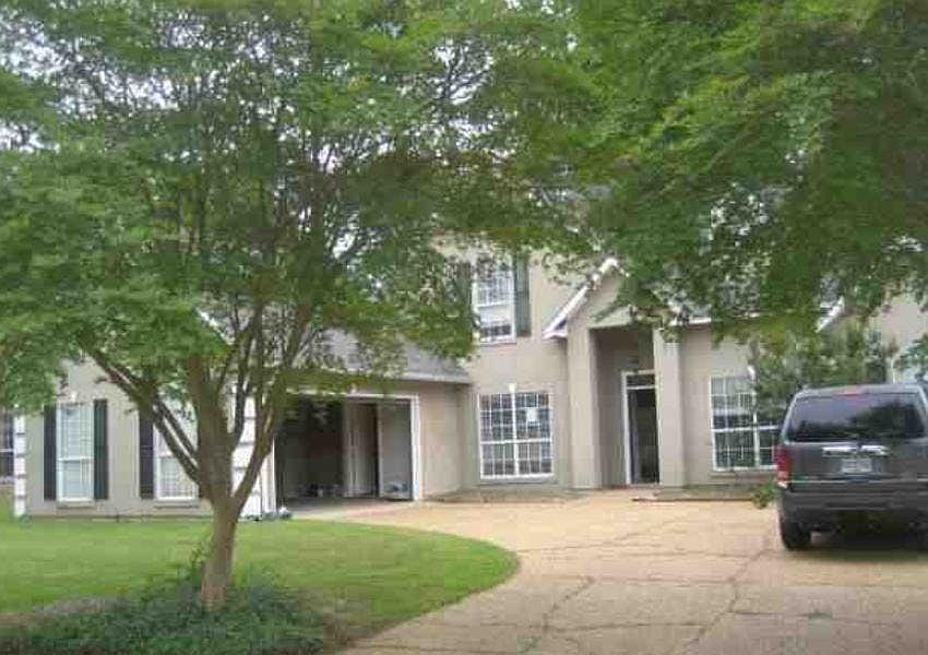 1st image of 415 Brighton Ct