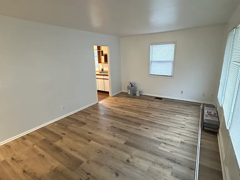 1007 E Michigan Ave — Photo 2