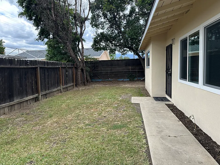 4930 N Vincent Ave — Photo 5