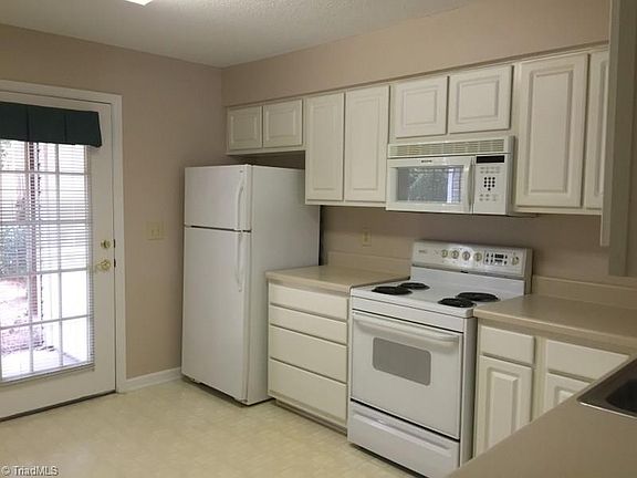 3rd image of 2640 Ingleside Dr #1A