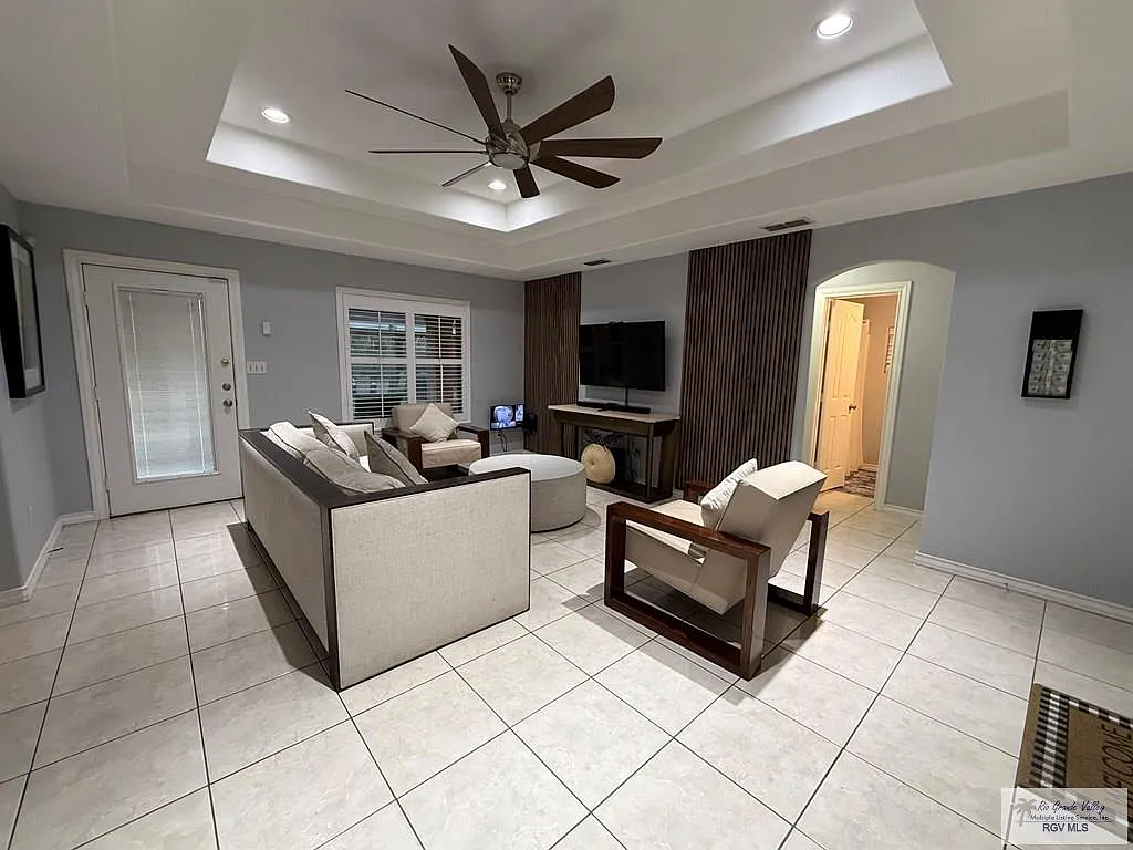 3 bed, 2.0 bath, 1376 sqft, $2,500 — Photo 4