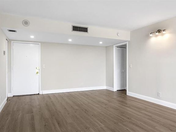 5th image of 2425 Presidential Way APT 405