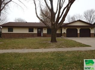 503 Lincoln Ave SE, Orange City, IA 51041