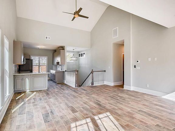 3rd image of 960 Hillary Ln