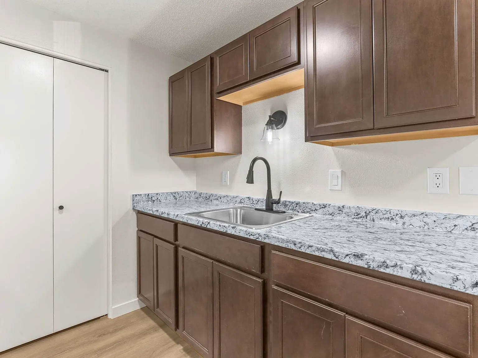 Charbern Apts - In The Heart of Milwaukie Oregon — Photo 2