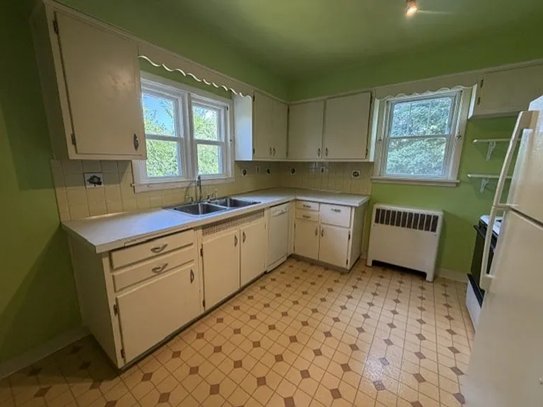 433 Allenford St — Photo 8