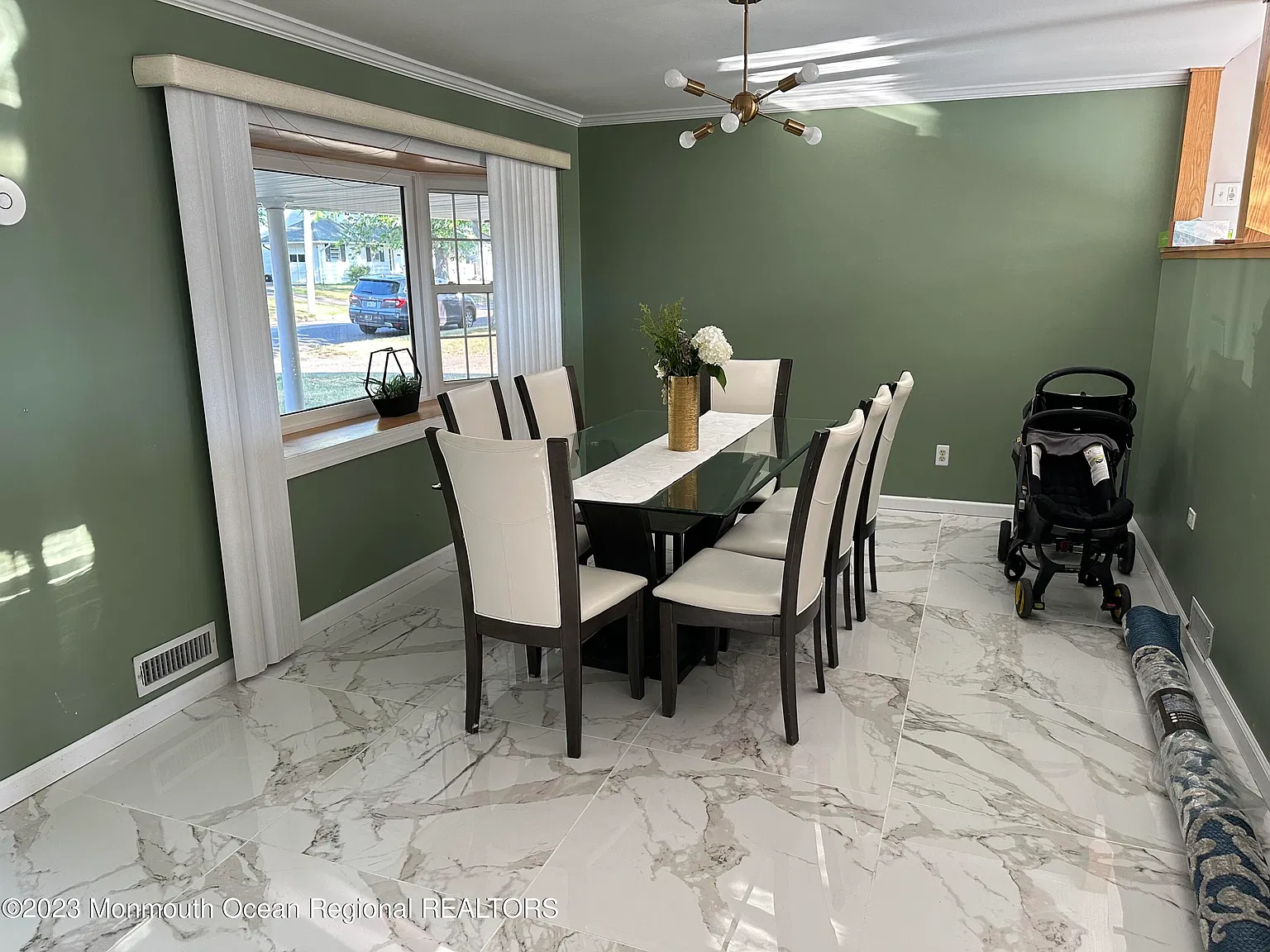 4 bed, 2.5 bath, 2331 sqft, $2,700 — Photo 2