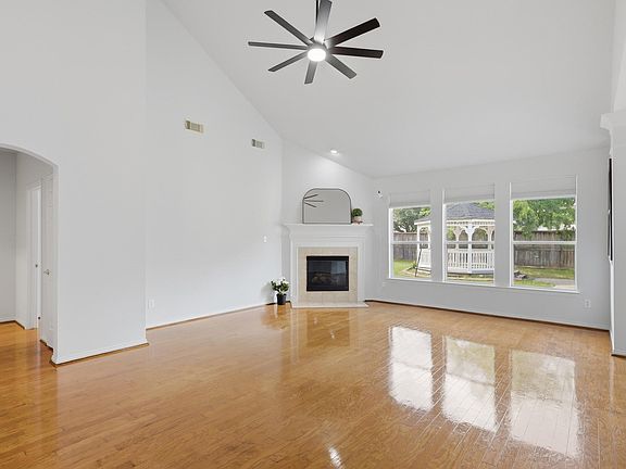 4th image of 15902 Emerald Briar Ln