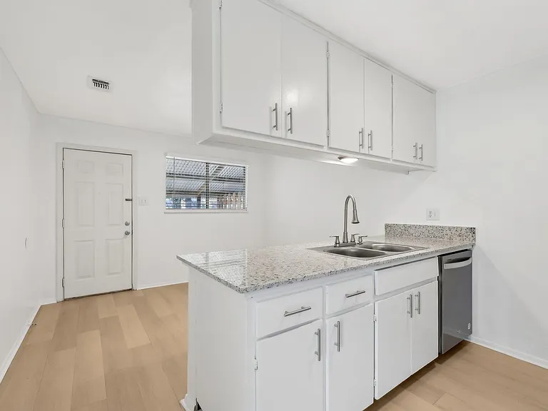 418 Sarah St #B — Photo 13