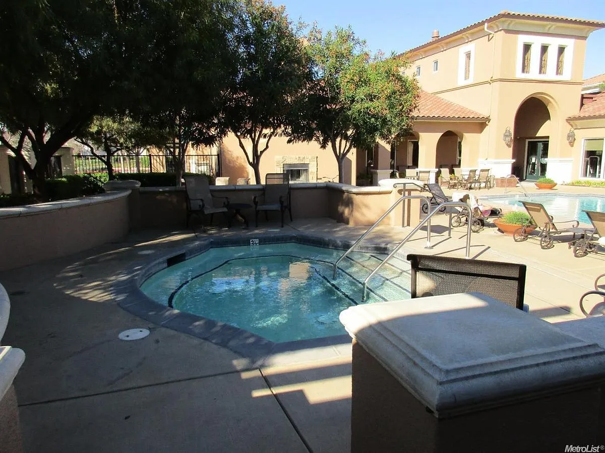 1 bed, 846 sqft, $1,975 — Photo 4