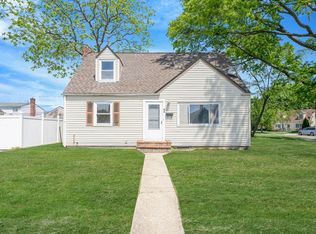 33 Gables Dr, Hicksville, NY 11801