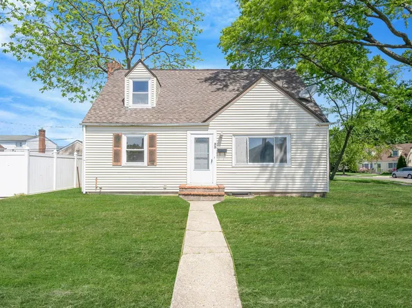 33 Gables Drive, Hicksville, NY 11801