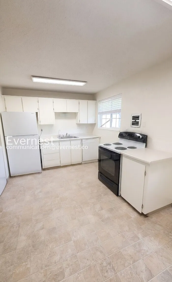 2 bed, 1.0 bath, 832 sqft, $1,900 — Photo 3