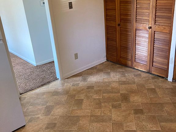 4th image of 460 Cedar Glen Dr